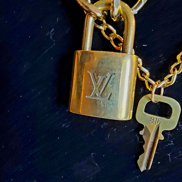 "ANOTHER ONE!" ⚠️ Authentic Louis Vuitton 🔐316 on a gorgeous DOUBLE Chain! - Picture 2 of 10